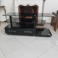 میز تلویزیون شیشه ای در حد نو