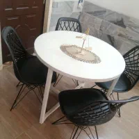 یک میز گرد و صندلی فلزی