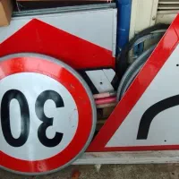 تعدادی تابلوی راهداری نو