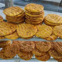 همکار خانم برای کار در کلوچه پزی