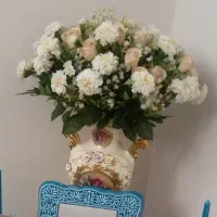 گل رز مخملی  و گلدان طلاکوب