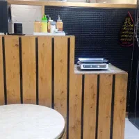 دکور مغازه با میز و صندلی