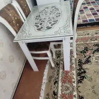 میز نهار خوری و چراغ نفتی