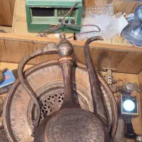 تعدادی اشیاء قدیمی و انتیک