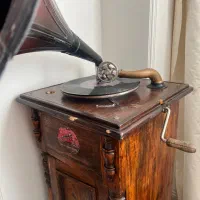 گرامافون قدیمی|کلکسیون اشیاء عتیقه|یزد, |دیوار