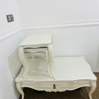 میز مبل نو تمیز رنگ سفید رو به کرم