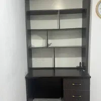 کتابخانه و میز تحریر