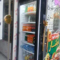 تعدادی وسایل فست فود یجا به فروش میرسد.