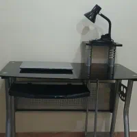میز تحریر و کامپیوتر