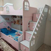 تختخواب دو طبقه. آینه و کنسول. تشک. بالش. مبل