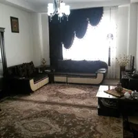 تک واحدی از هر دو طرف غرق نور نقاشی شده