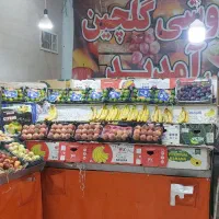 فروشنده میوه فروشی