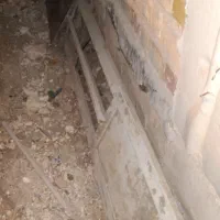 در خانه اهنی  دولبه در اتاق خواب