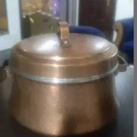 یک عدد قابلمه مسی قدیمی
