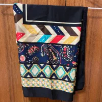 شال و روسری|لباس|فومن, |دیوار