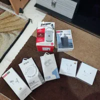 تعدادی ایرپاد و اسپیکر اکبند