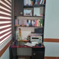 میزکامپیوتر و کتابخانه
