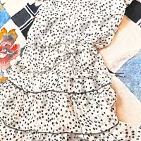 لباس|لباس|مشهد, تربیت (صدف)|دیوار