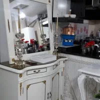 آینه و کنسول شیری رنگ