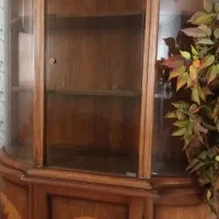 ویترین ویابوفه به همراه جالباسی