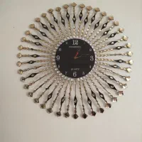 ساعت دیواری و میز تلفن