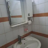 اینه و روشویی همراه شیر اب