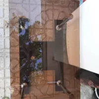 یک میز جلو مبلی