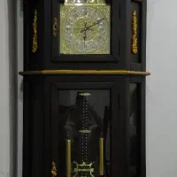 ساعت ایستاده چوبی کنار سالنی مدرن