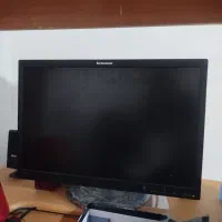 کامپیوتر همراه با میز و صندلی