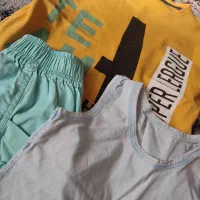 لباس پسرانه تمیز بدون هیچ لک روی لباس