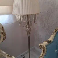 آباژور ایستاده