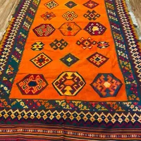 گلیم دستباف قدیمی با رنگهای زنده و شاد