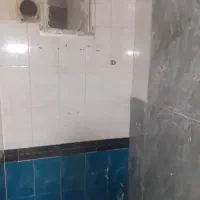 چسبی رو کف و بدنه قدیمی و باربیکیو و نرده سنگی