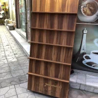 کتابخانه وشیشه قفسه