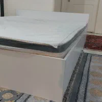 تخت دو نفره در حد نو سفید ۷ سیاه ۱۰ قهوه ای ۲۵
