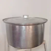 دیگ یا قابلمه خیلی بزرگ کاملا نونو و سالم