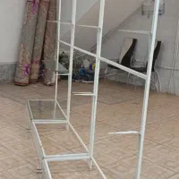 سه عدد ویترین فلزی و مبل