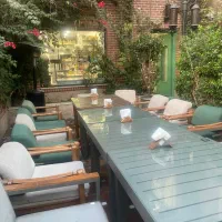 به یک ویتر خانم و یک صندوق دار خانم نیازمندیم