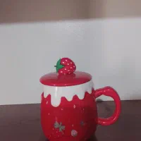 ماگ سرامیکی درب دار همراه قاشق توت فرنگی