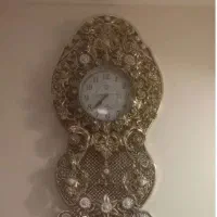 ساعت دیواری و استند ویک عدد گلدان