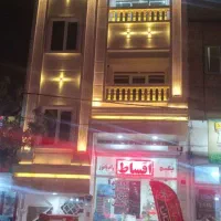 ملک تجاری ومسکونی ۳طبقه یکجا بفروش می‌رسد