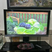 تلویزیون و میز تلویزیون شیشه ای