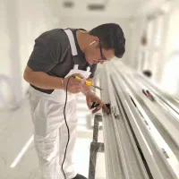 استخدام نیروی همکار خانم و آقا در کارگاه لاین نوری