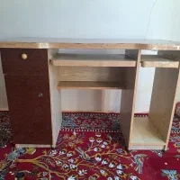 میز تحریر و کامپیوتر