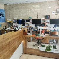 منشی خانم کار در تعمیرات موبایل