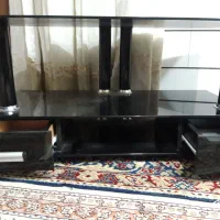 تلویزیون با گیرنده دیجیتال و میز