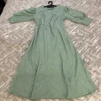 پیراهن سبز ماچا پارچه گل برجسته کلوکه