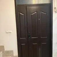 درب ورودی خانه با چهارچوب و دستگیره و قفل