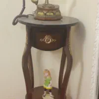 یک جفت لوستر بزرگ به همراه ساعت ومیز با تلفن