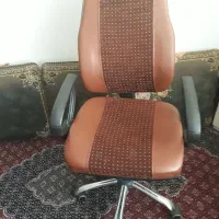 صندلی مدیریت‌ وکامپوتر..